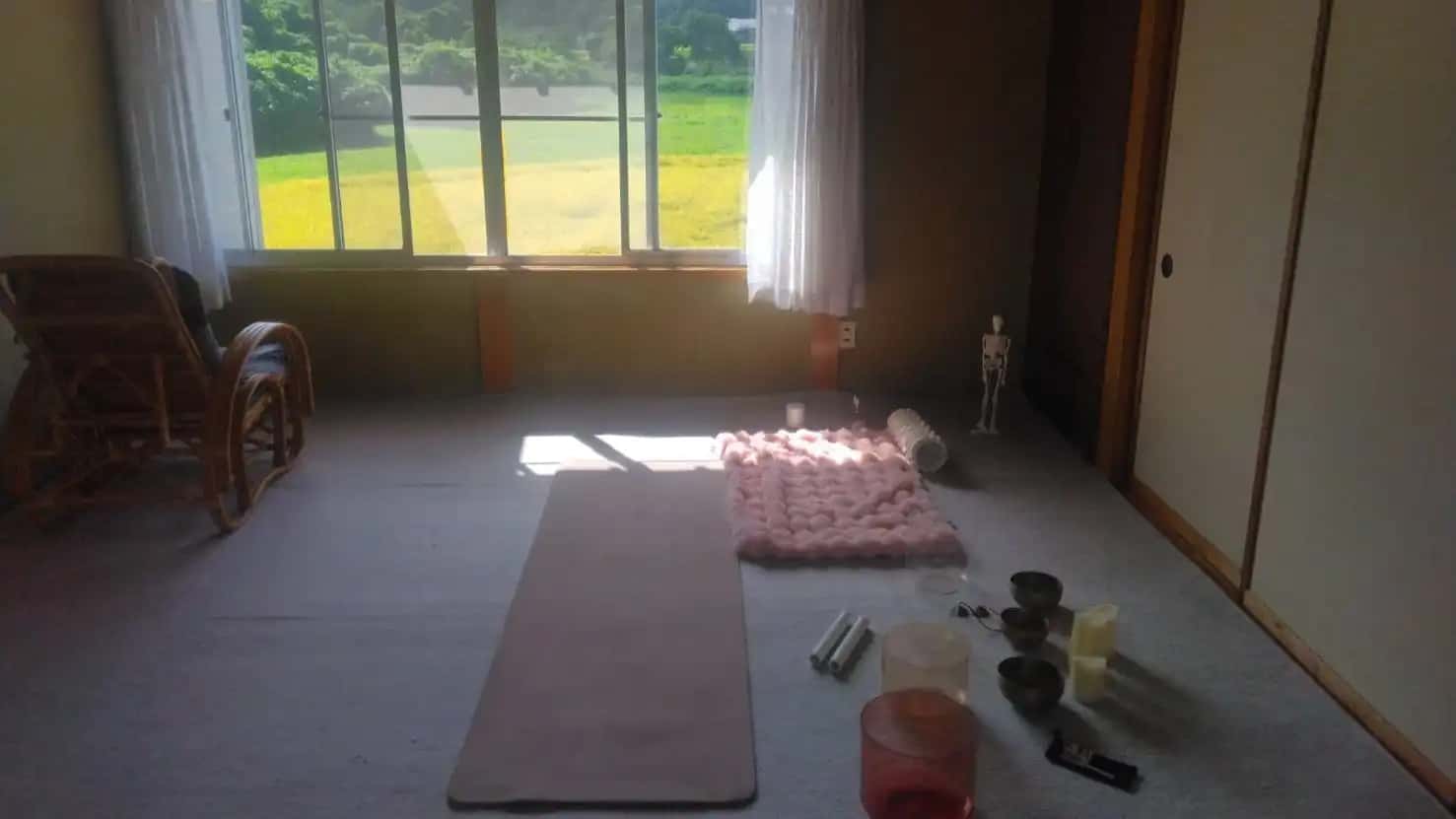 佐渡島の自然を背景にしたヨガと瞑想の道具